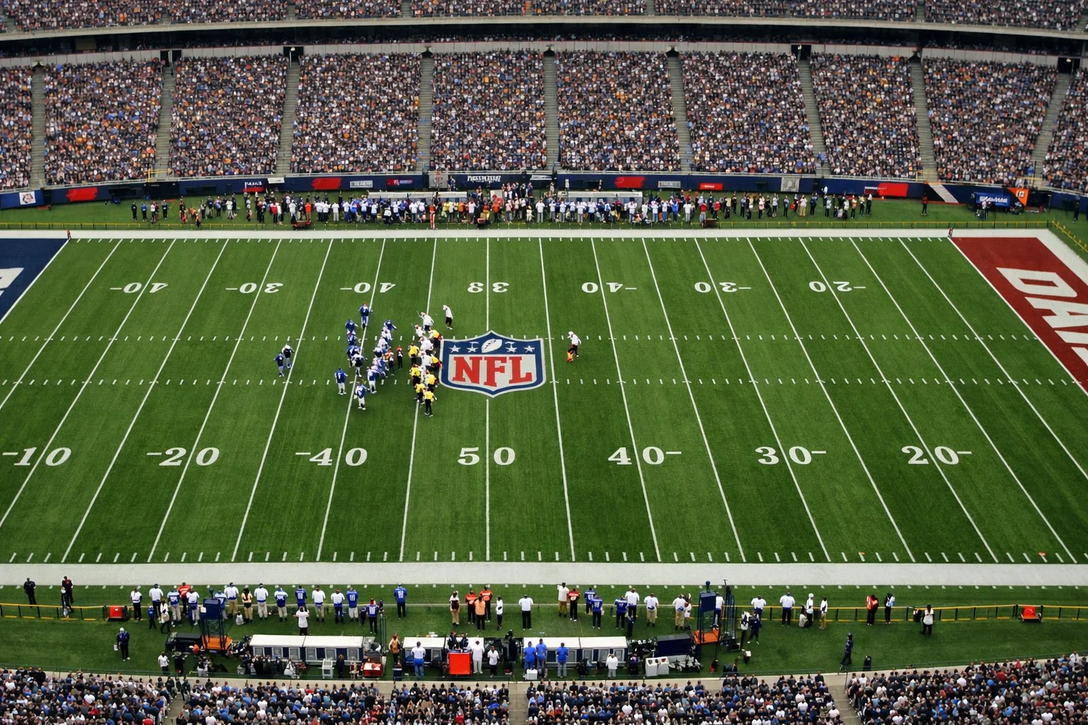 NFL-Saisonstruktur: Spieler laufen auf dem Footballfeld während der Regular Season